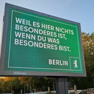 Diese Werbung ist an der Königstraße zu sehen.