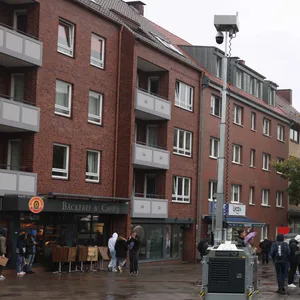 Kameras auf Masten in einer Fußgängerzone