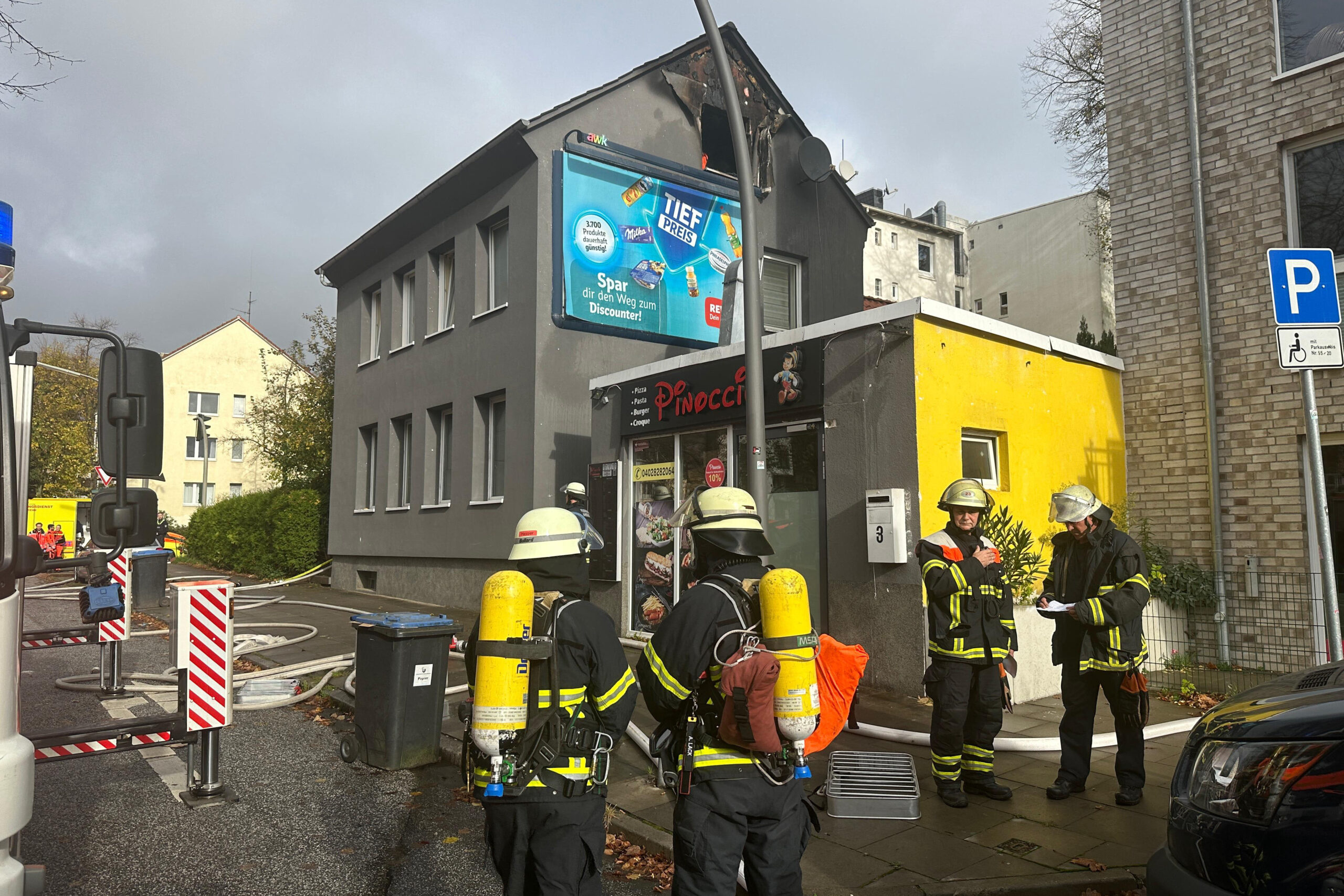 Als die Retter vor Ort eintrafen, bestätigte sich das gemeldete Bild: Flammen und dichter Brandrauch schlugen aus einem Fenster im oberen Stockwerk.