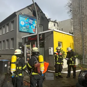 Als die Retter vor Ort eintrafen, bestätigte sich das gemeldete Bild: Flammen und dichter Brandrauch schlugen aus einem Fenster im oberen Stockwerk.