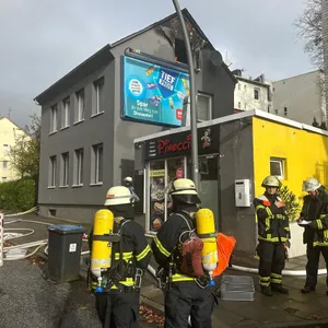 Als die Retter vor Ort eintrafen, bestätigte sich das gemeldete Bild: Flammen und dichter Brandrauch schlugen aus einem Fenster im oberen Stockwerk.