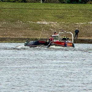 Polizeiboote auf der Elbe, im Hintergrund ein Deich