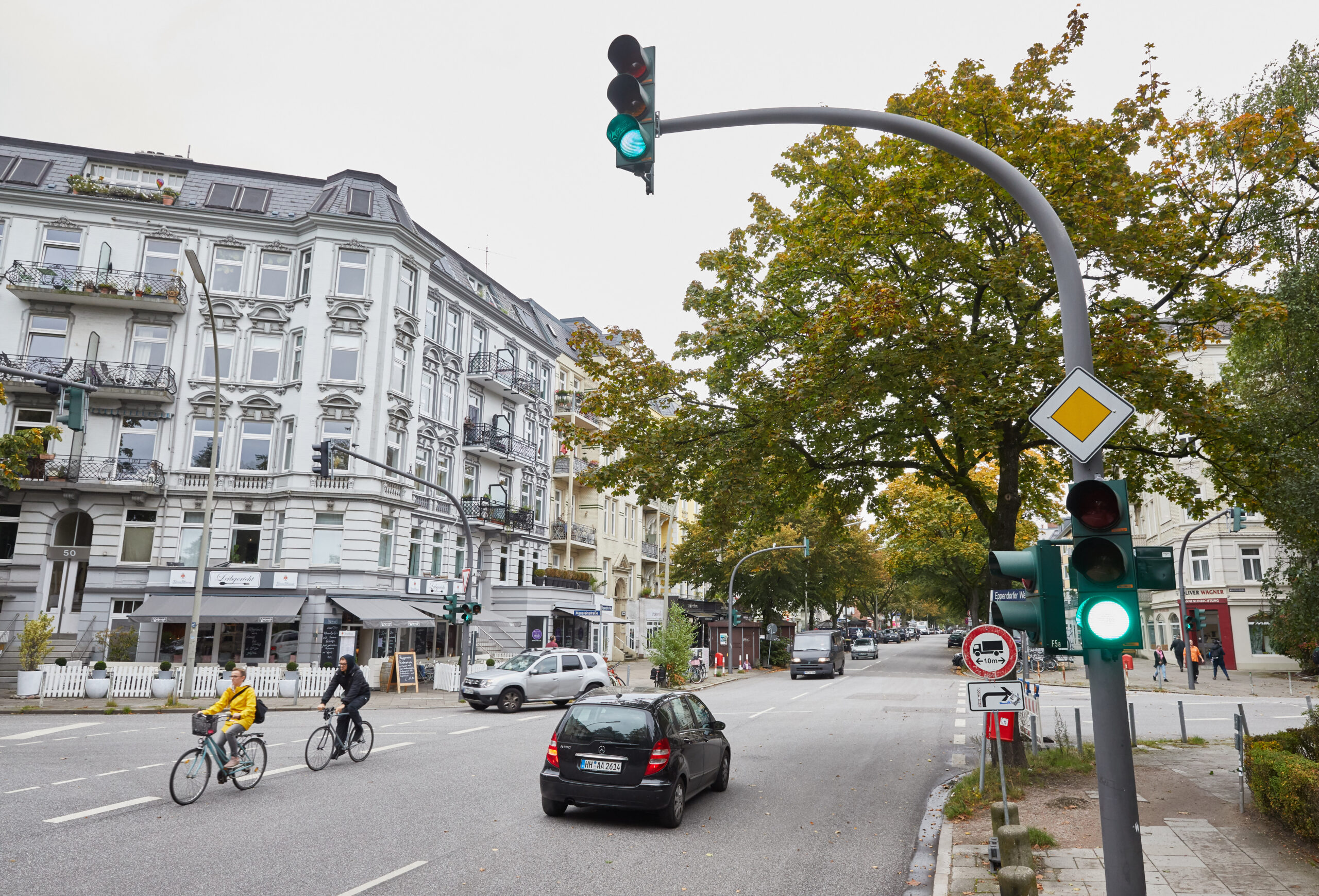 Eine Kreuzung am Eppendorfer Weg über die Autos und Fahrräder fahren