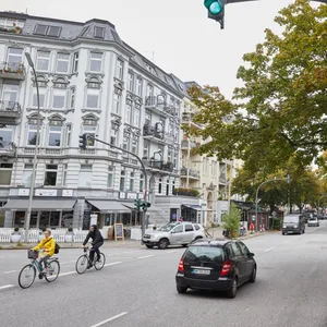 Eine Kreuzung am Eppendorfer Weg über die Autos und Fahrräder fahren