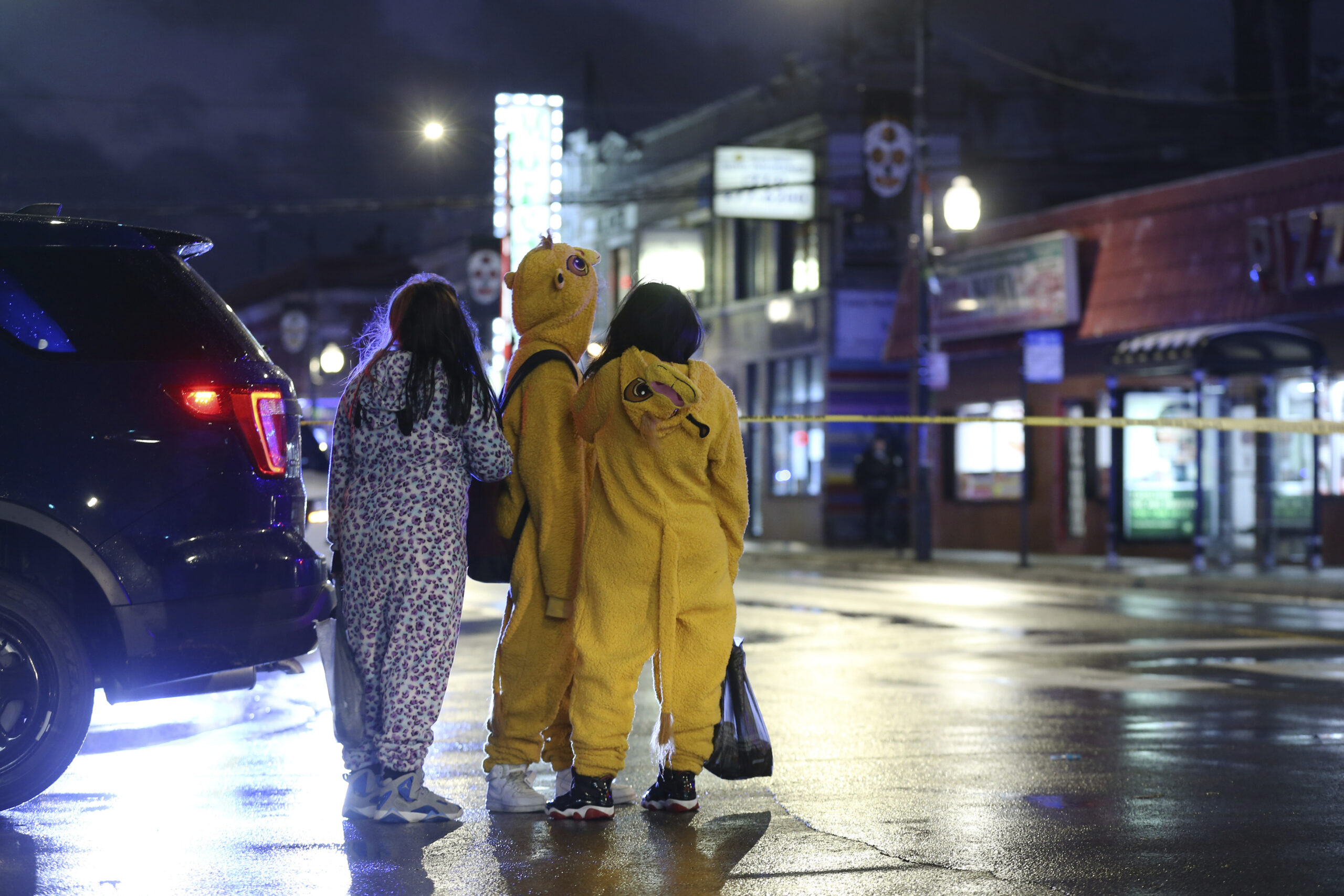 Drei Kinder stehen verkleidet am Straßenrand: Zu Halloween warnt die Polizei vor erhöhter Unfallgefahr.