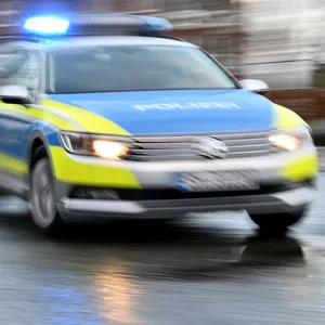 Polizeiwagen fährt mit Blaulicht