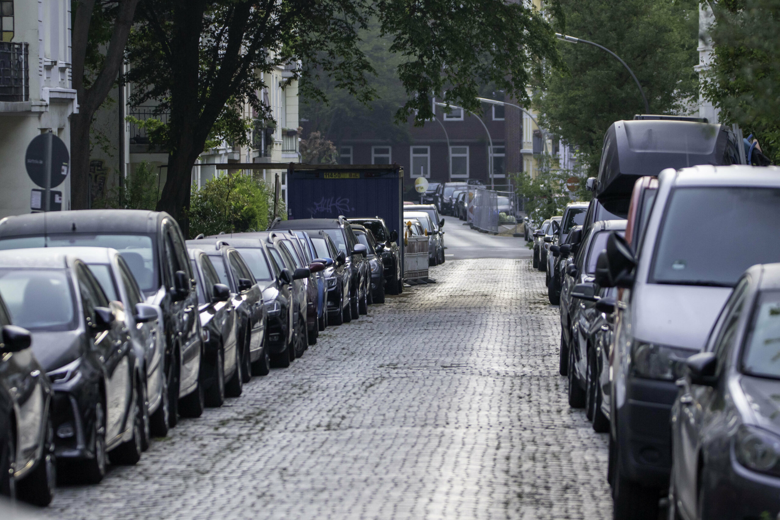 Straße mit zugeparkten Rändern