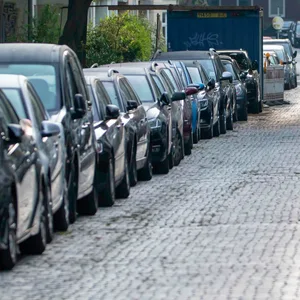 Straße mit zugeparkten Rändern