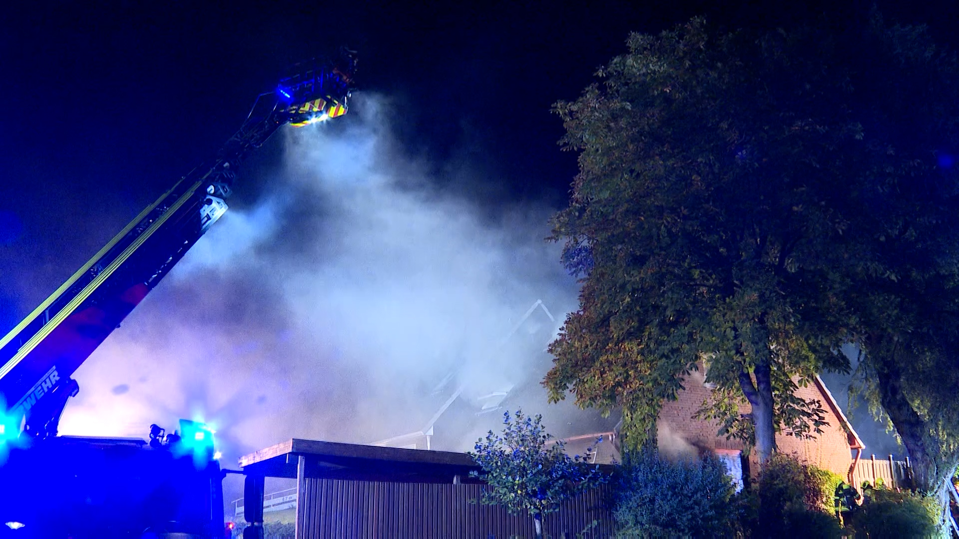 Starker Rauch erschwerte die Löscharbeiten, die Feuerwehr war stundenlang im Einsatz.