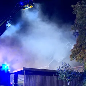 Starker Rauch erschwerte die Löscharbeiten, die Feuerwehr war stundenlang im Einsatz.