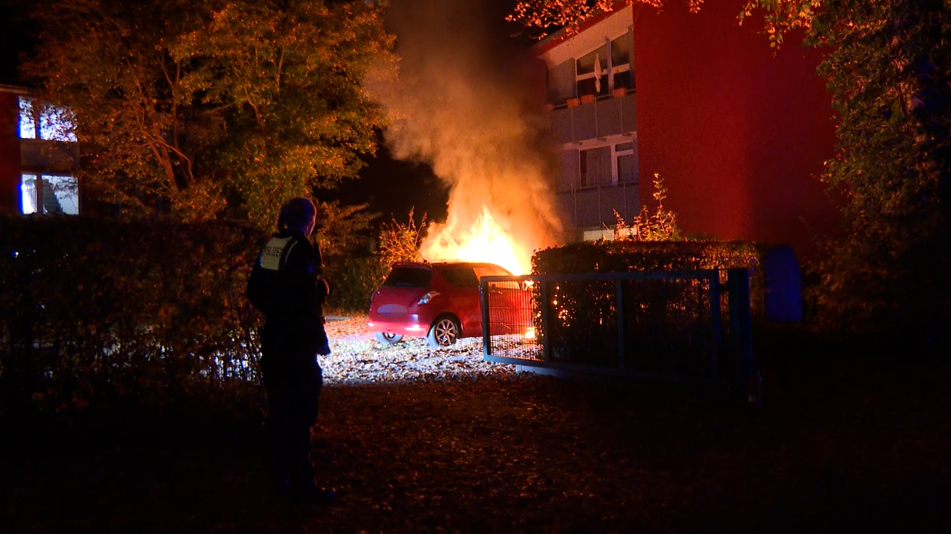 Auf einem Parkplatz eines Mehrfamilienhauses brannte am Freitagabend plötzlich ein Kleinwagen.