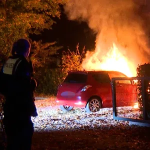 Auf einem Parkplatz eines Mehrfamilienhauses brannte am Freitagabend plötzlich ein Kleinwagen.