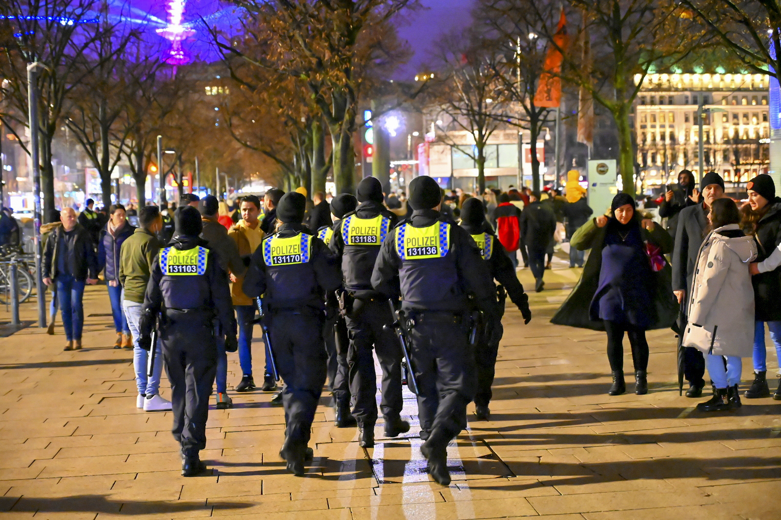 Polizeibeamte am Jungfernstieg (Archivbild).