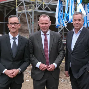 Polizeipräsident Falk Schnabel, Innensenator Andy Grote und Jan Zunke von der Sprinkenhof GmbH (v.l.) beim Richtfest in Winterhude.