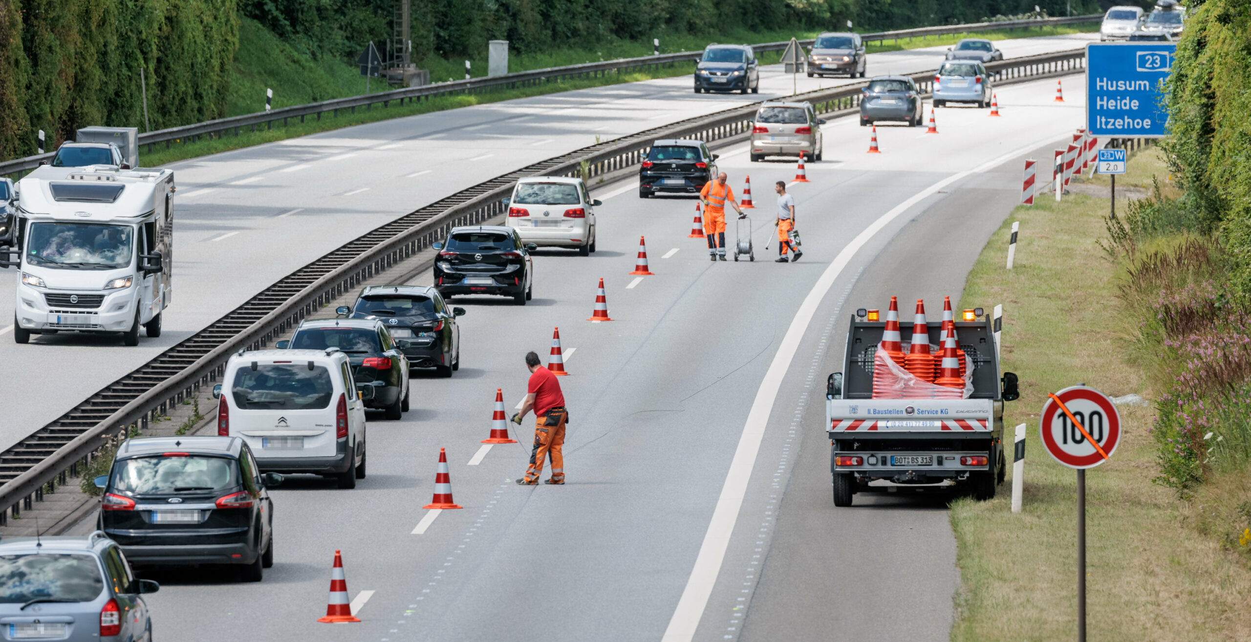 Arbeiten auf der Autobahn behindern den Verkehr (Symbolbild).