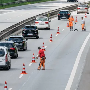 Arbeiten auf der Autobahn behindern den Verkehr (Symbolbild).