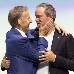 Hans-Joachim Watzke umarmt Oke Göttlich