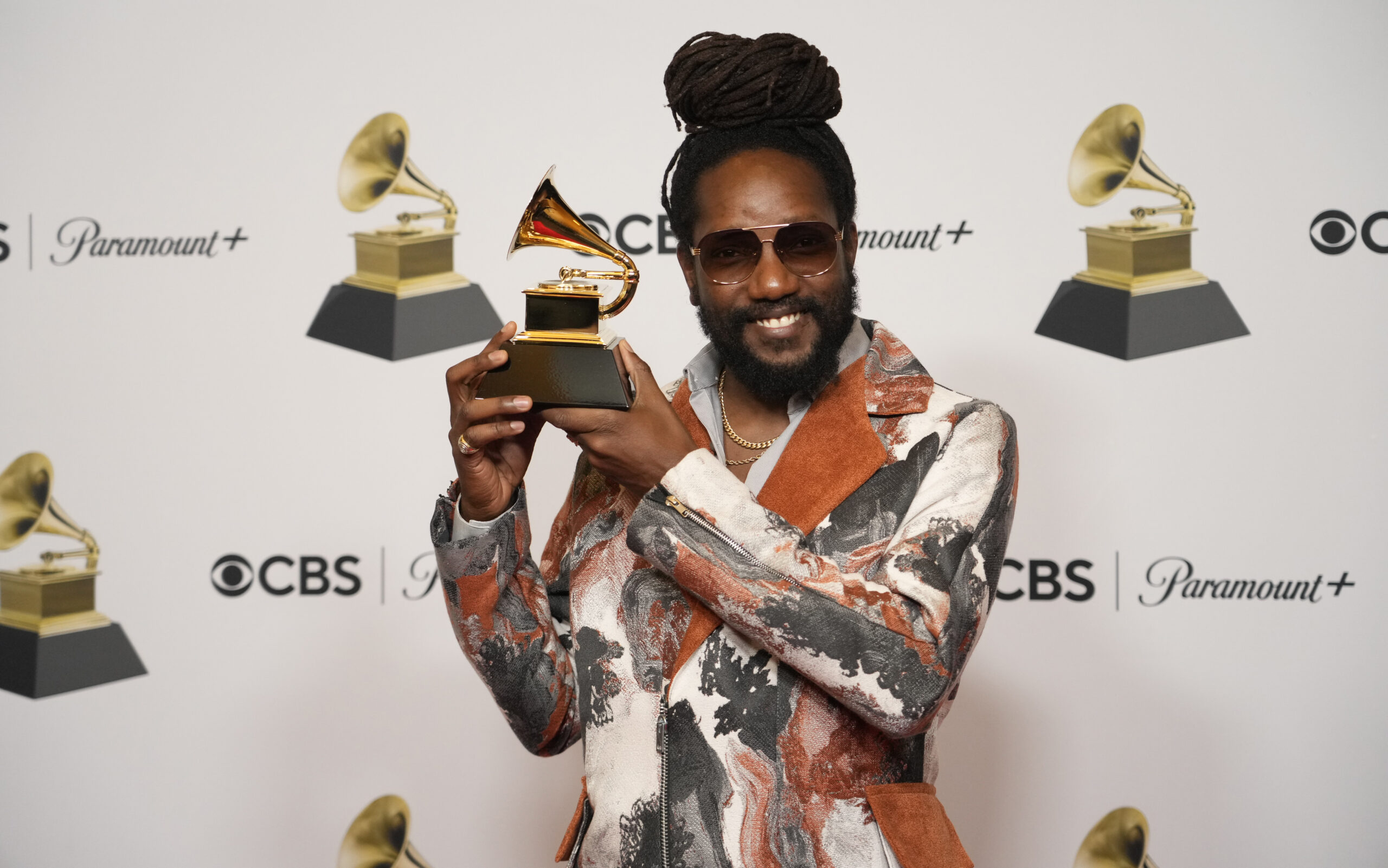 Kabaka Pyramid mit seiner Grammy-Auszeichnung