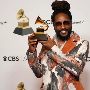 Kabaka Pyramid mit seiner Grammy-Auszeichnung