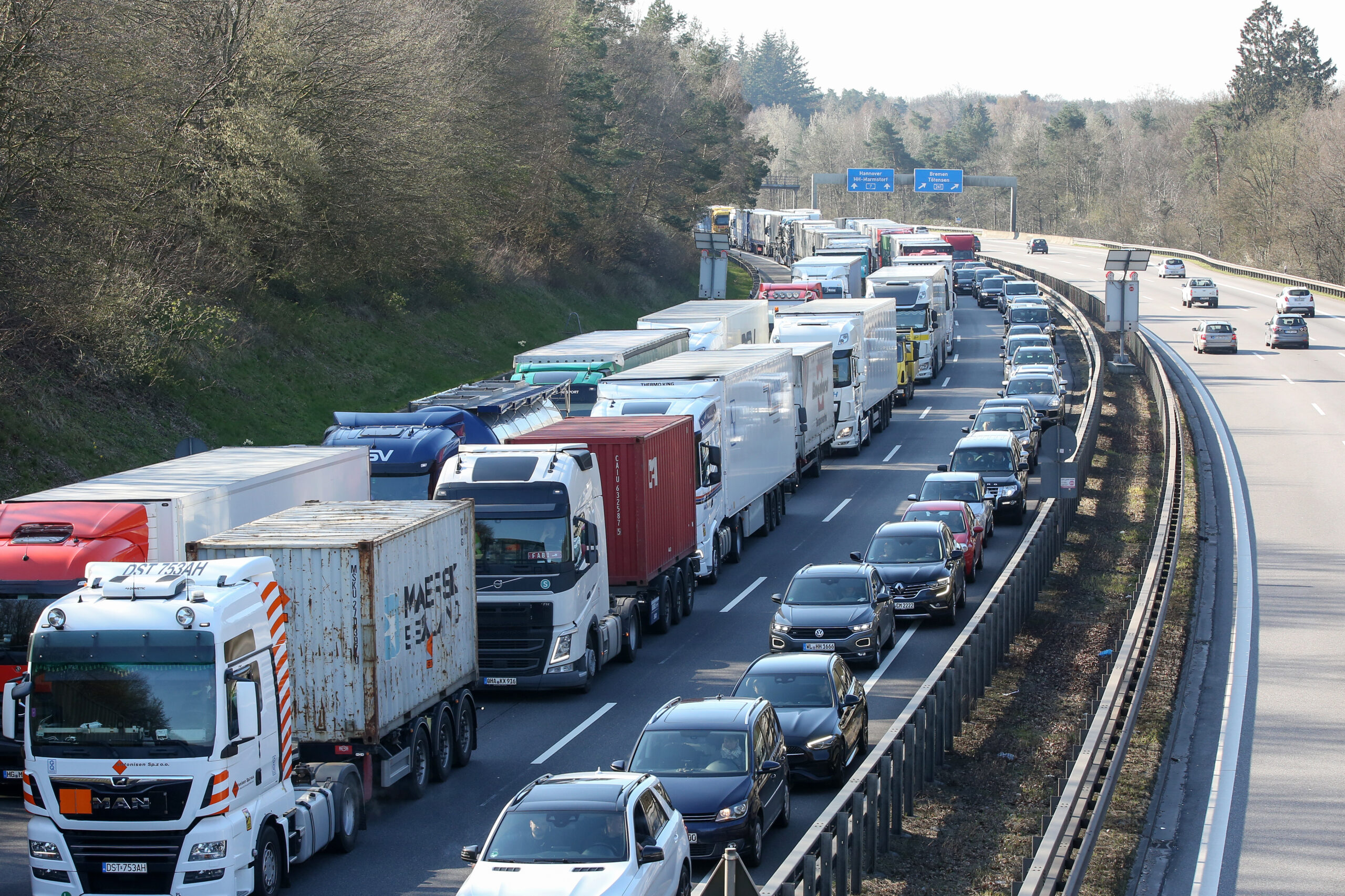 Heißgelaufene bramse an Lkw sorgt für feuerwehreinsatz im Elbtunnel – es kam zum Stau