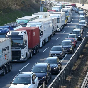 Heißgelaufene bramse an Lkw sorgt für feuerwehreinsatz im Elbtunnel – es kam zum Stau