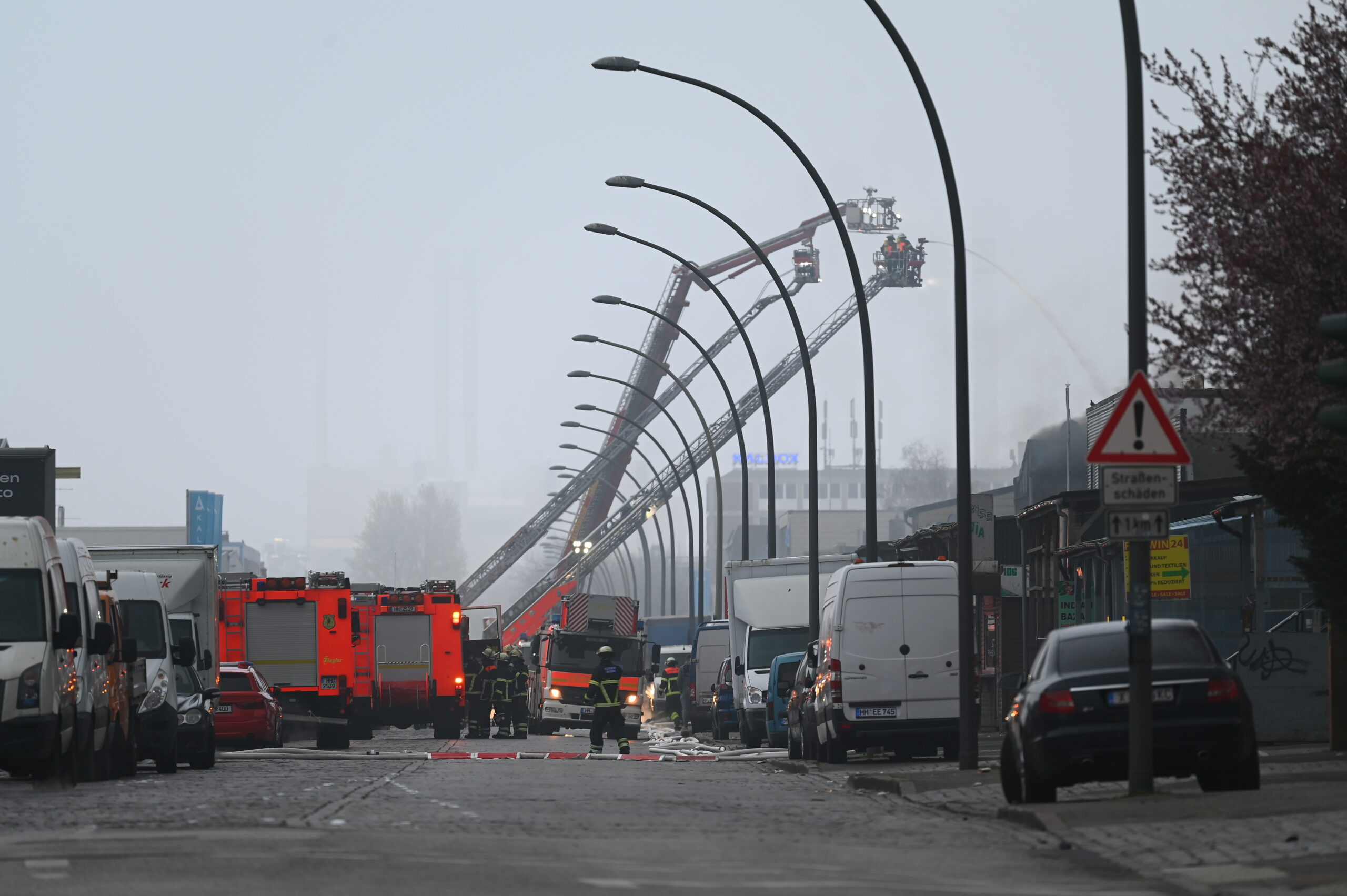 Bei zwei von vier Hamburger Drehleiter-Fahrzeugen wurden „leichte Defekte an den Seilen“ festgestellt, wie aus einem internen Schreiben der Feuerwehr hervorgeht. (Symbolfoto)