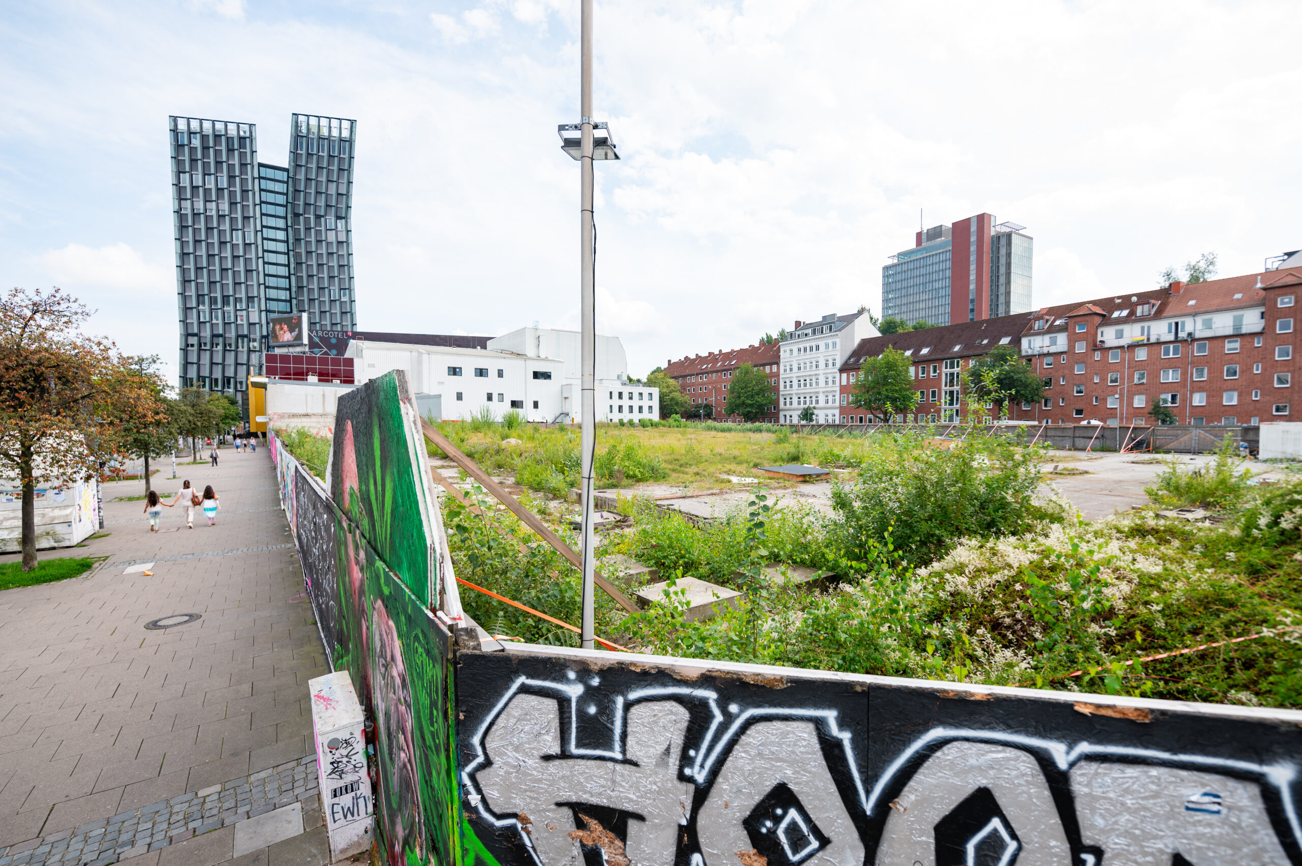 2014 wurden die berühmten Esso-Häuser an der Hamburger Reeperbahn abgerissen. Seither liegt das Areal brach.