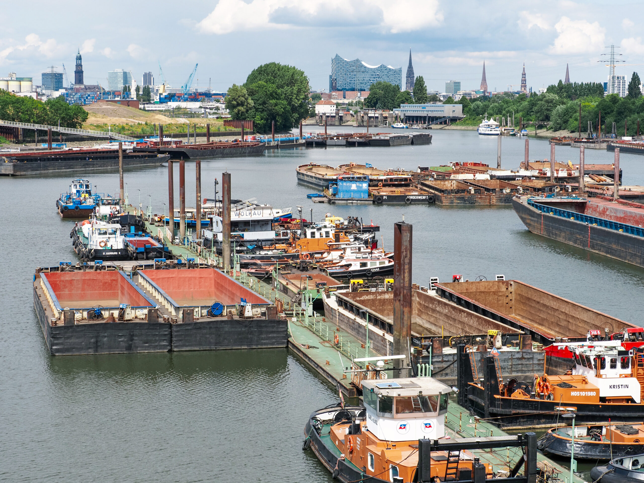 Blick über die Boote und Schiffe im Travehafen zur Elbphilharmonie.