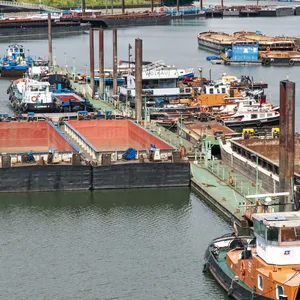 Blick über die Boote und Schiffe im Travehafen zur Elbphilharmonie.
