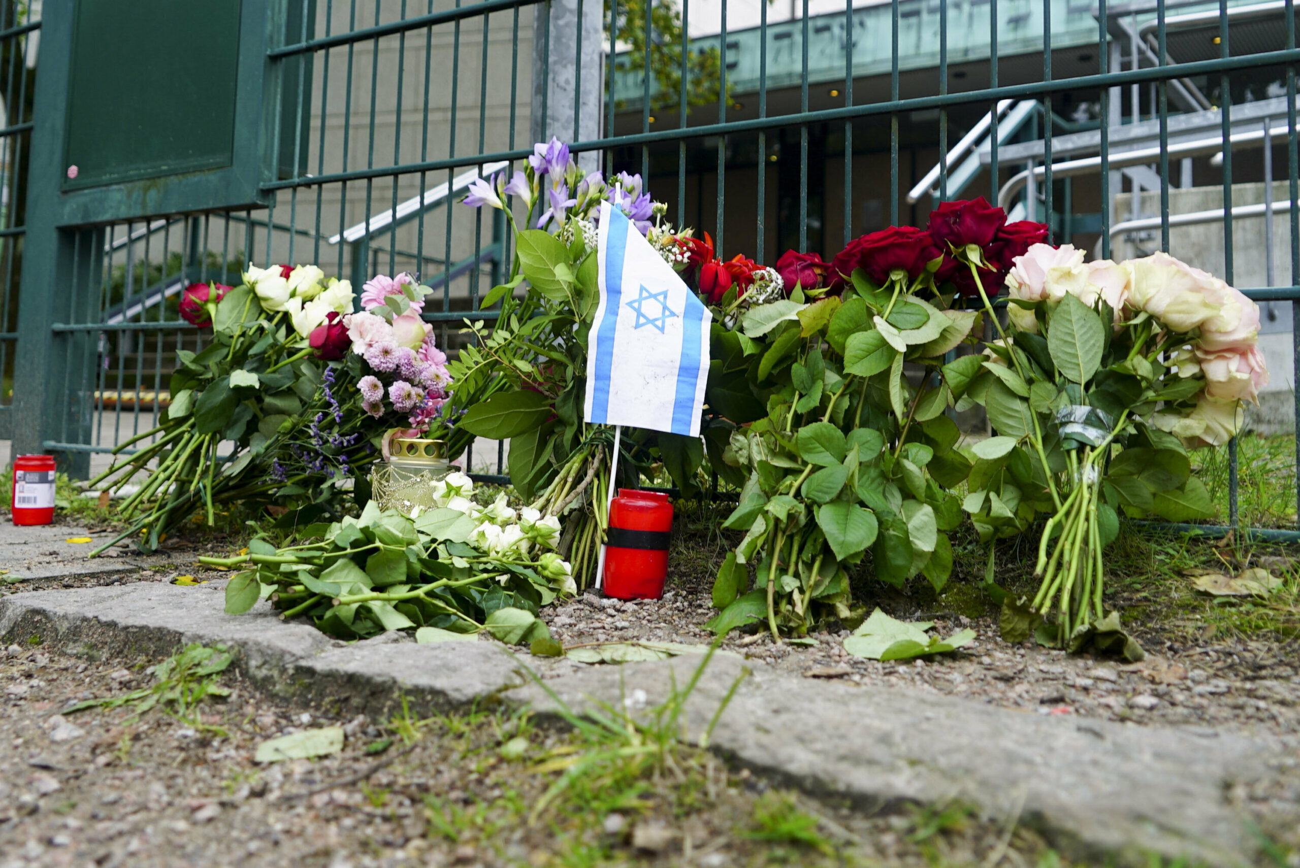 Blumen als Ausdruck der Trauer um die Opfer in Israel