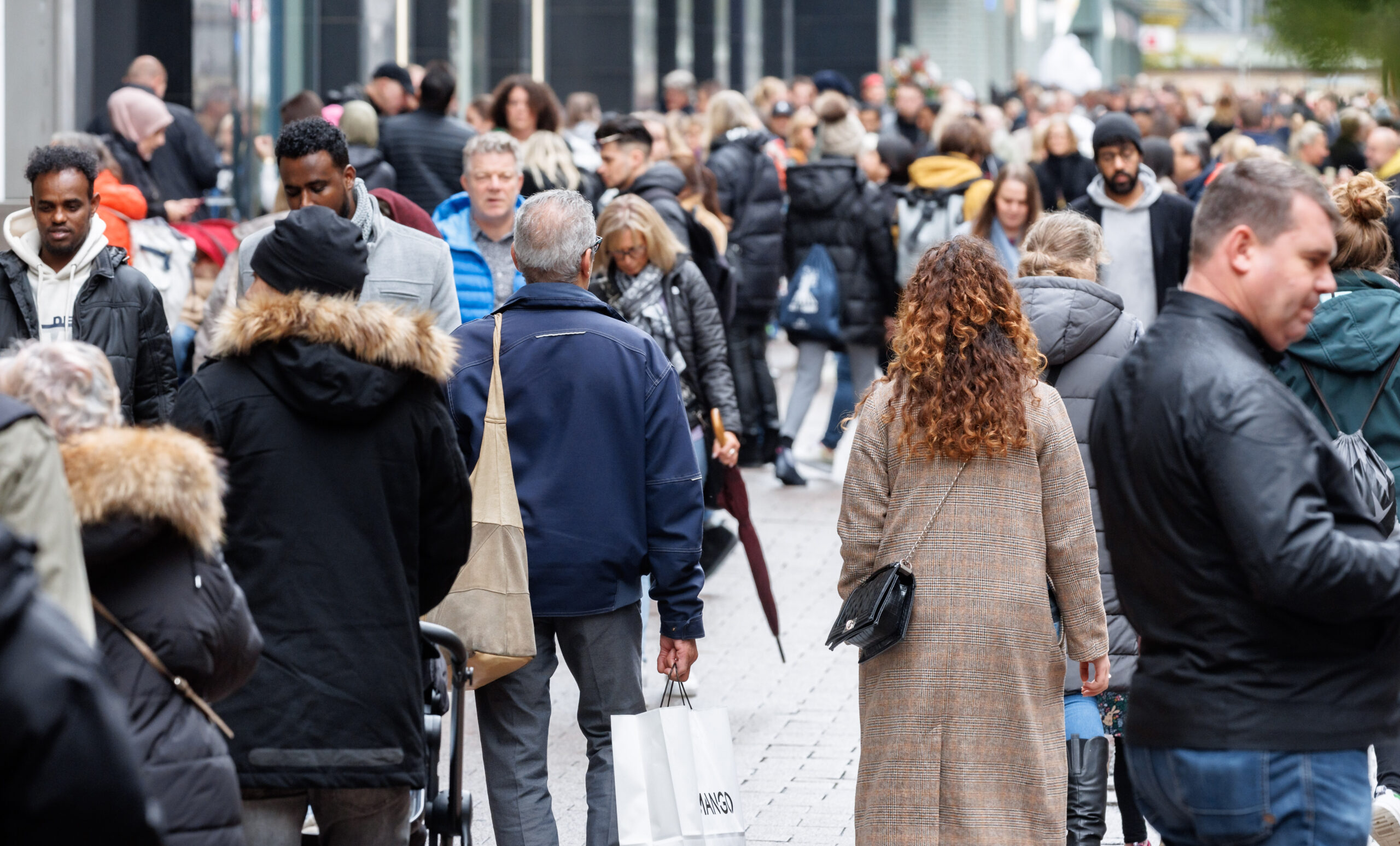 Passanten gehen durch Hamburgs Innenstadt (Symbolfoto)