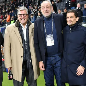Markus Krösche ( Sportvorstand Frankfurt ), Axel Hellmann ( Vorstand Frankfurt ), Peter Fischer ( Präsident Frankfurt ), Oliver Frankenbach ( Vorstand Frankfurt ),, Philipp Reschke ( Vorstand Frankfurt ) lächeln in die Kamera