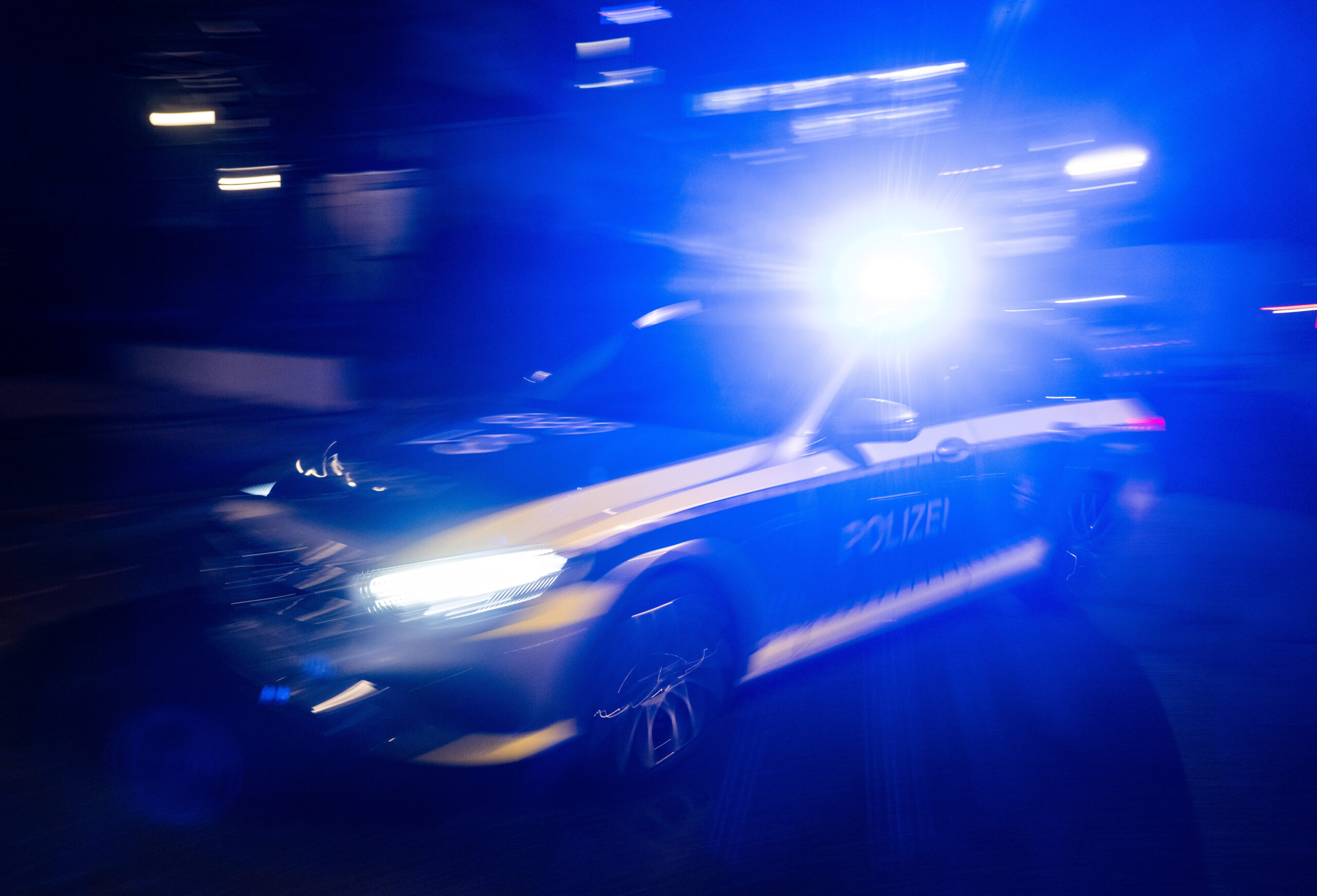 Ein Polizeiwagen im Einsatz. (Symbolbild)