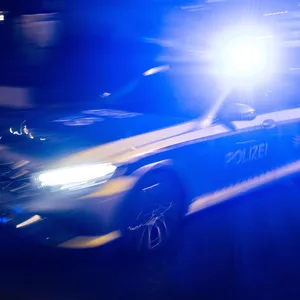 Ein Polizeiwagen im Einsatz. (Symbolbild)