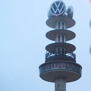 Eine rote Ampel leuchtet in Sichtweite des ehemaligen Fernsehturms „Telemoritz“.