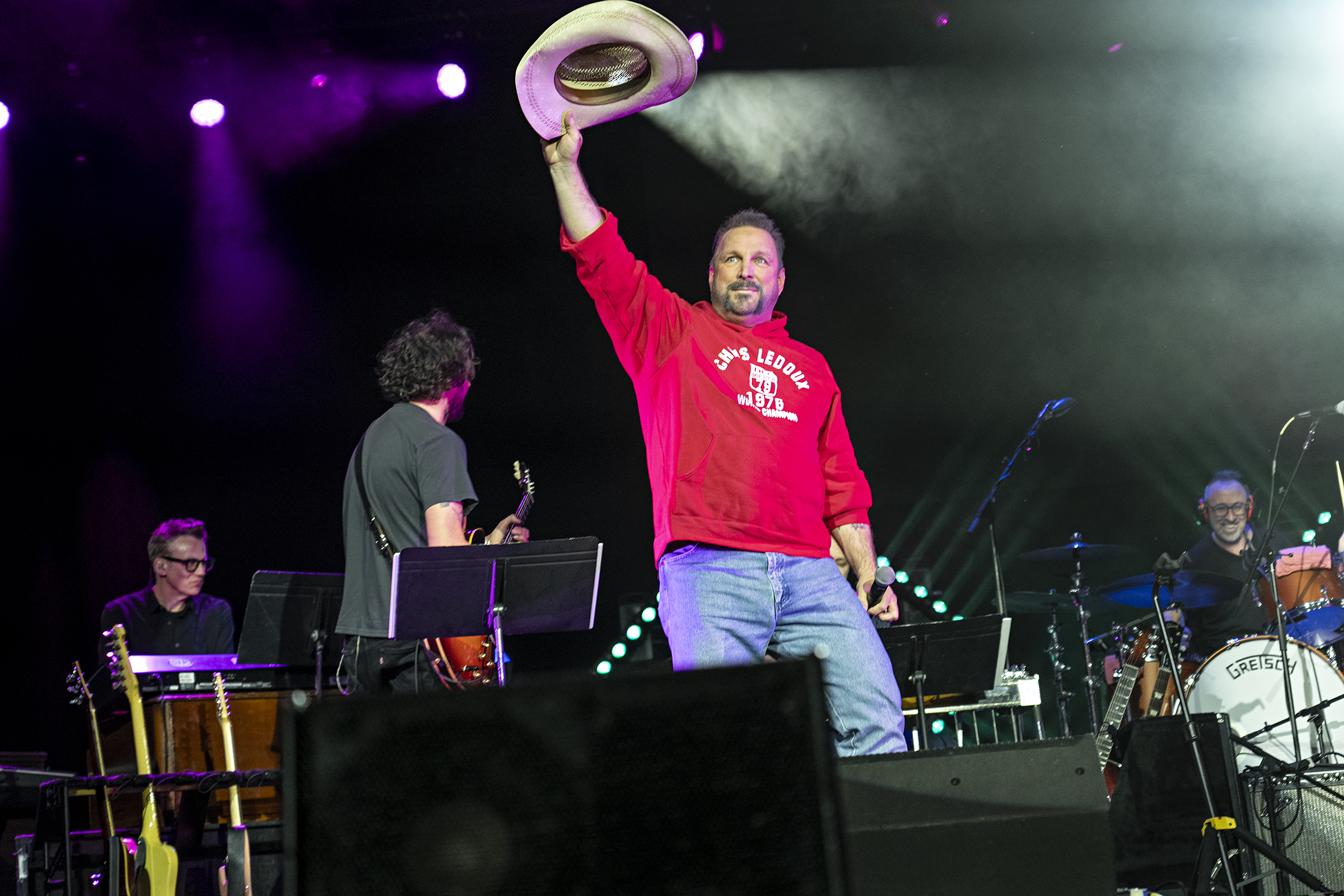 Mann im roten Sweatshirt und Cowboyhut in der Hand (Archivbild)