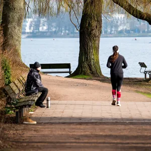 Eine Frau joggt entlang der Außenalster