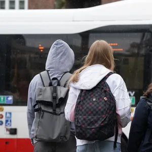 Das Deutschlandticket für Januar lässt bei vielen Schülerinnen und Schülern noch auf sich warten. (Archivbild)