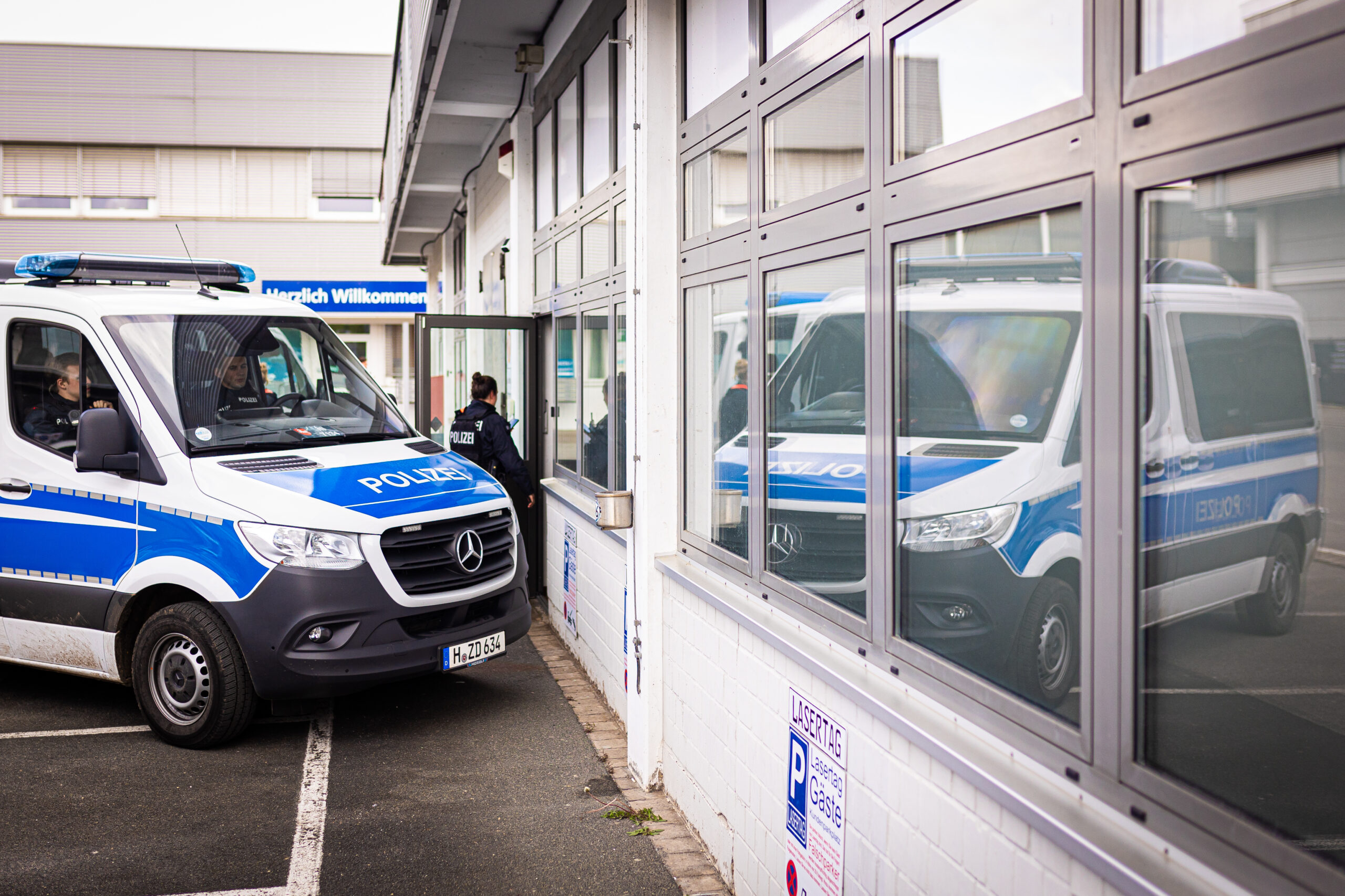 Am 17.04.2024 wurden das Büro des niedersächsischen Landesverbandes sowie eines Kreisverbandes der AfD in Hannover durchsucht.