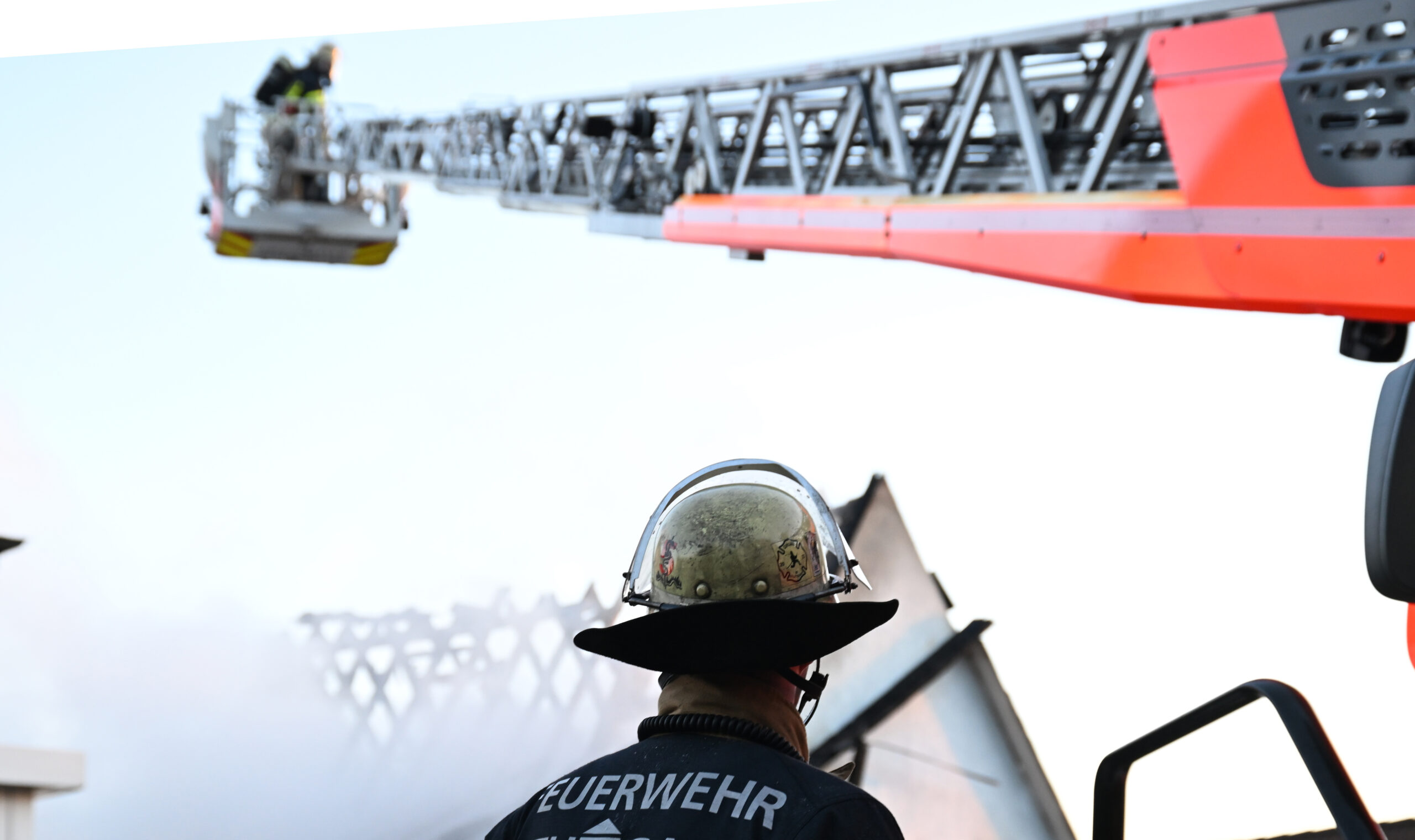 Die Feuerwehrmänner stürzten aus etwa neun Meter Höhe aus dem Drehleiterkorb. (Symbolfoto)