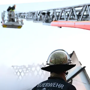 Die Feuerwehrmänner stürzten aus etwa neun Meter Höhe aus dem Drehleiterkorb. (Symbolfoto)