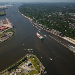 An der Elbe entlangflanieren, dicke Pötte gucken: Bis das an der Elbuferpromenade wieder geht, wird noch viel Wasser den Fluss hinabfließen.