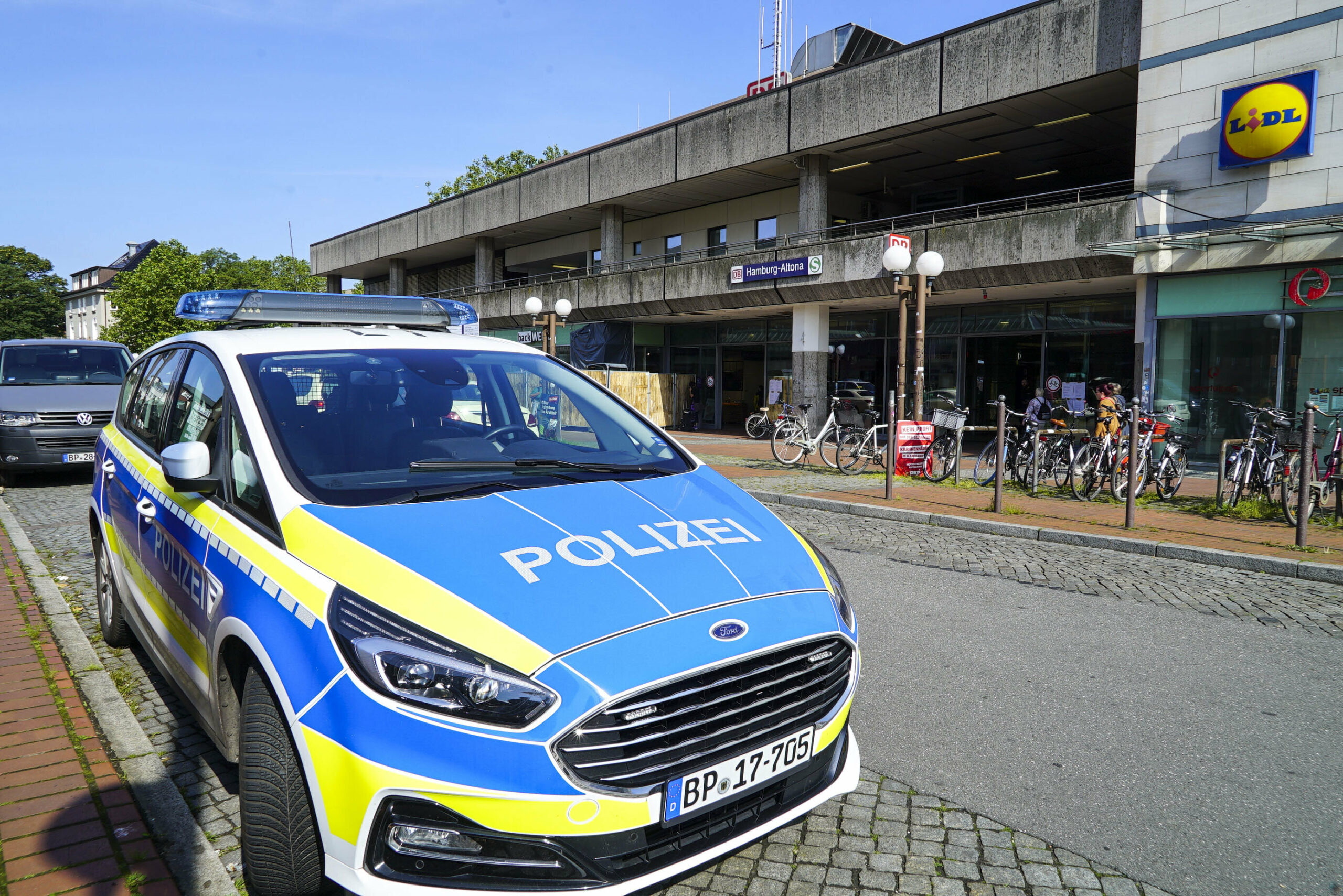 Im Bahnhof Altona hat ein Mann durch das Zeigen des Hitlergrußes für Aufregung gesorgt.