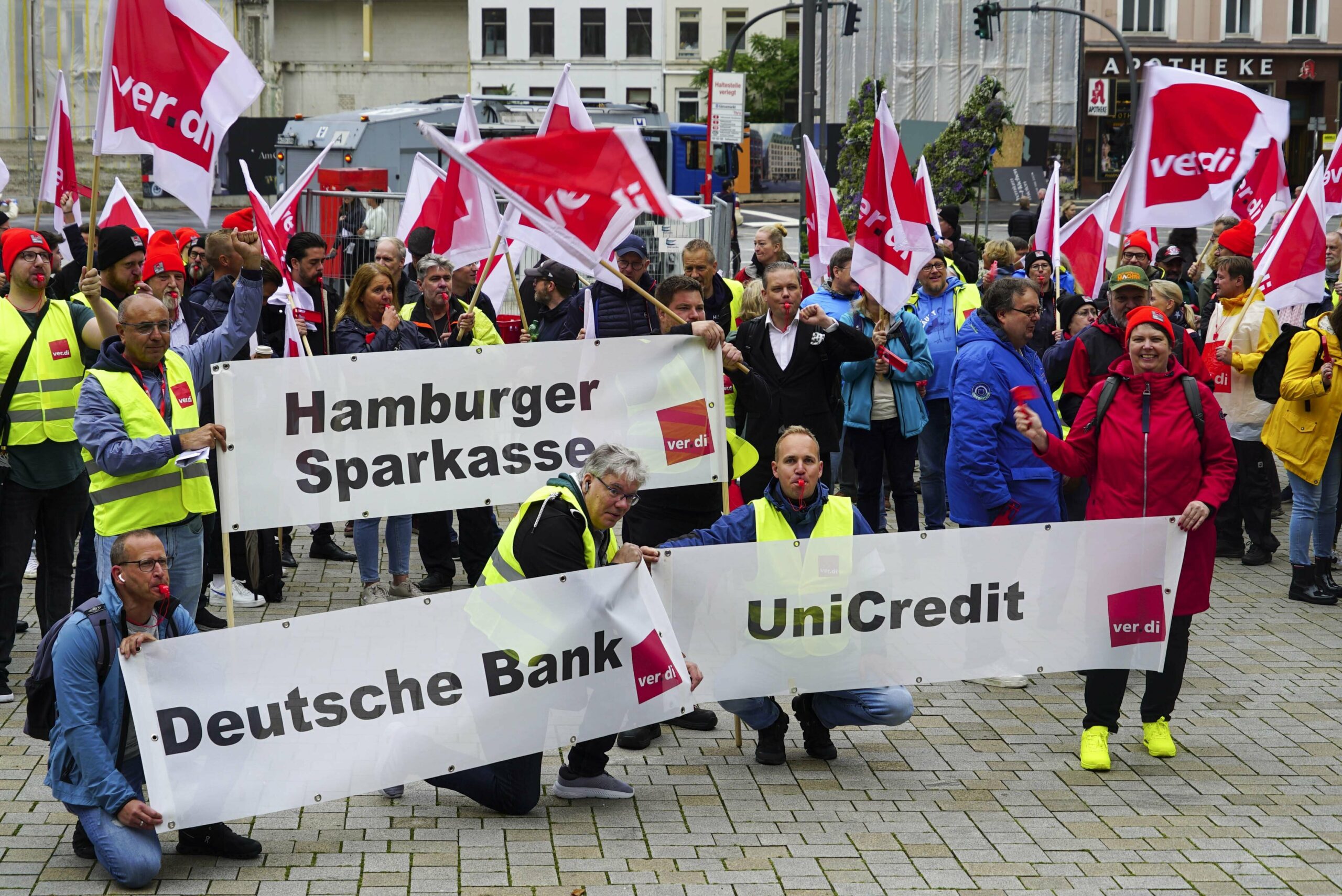 Menschen mit Fahnen und Warnwesten bei einem Streik