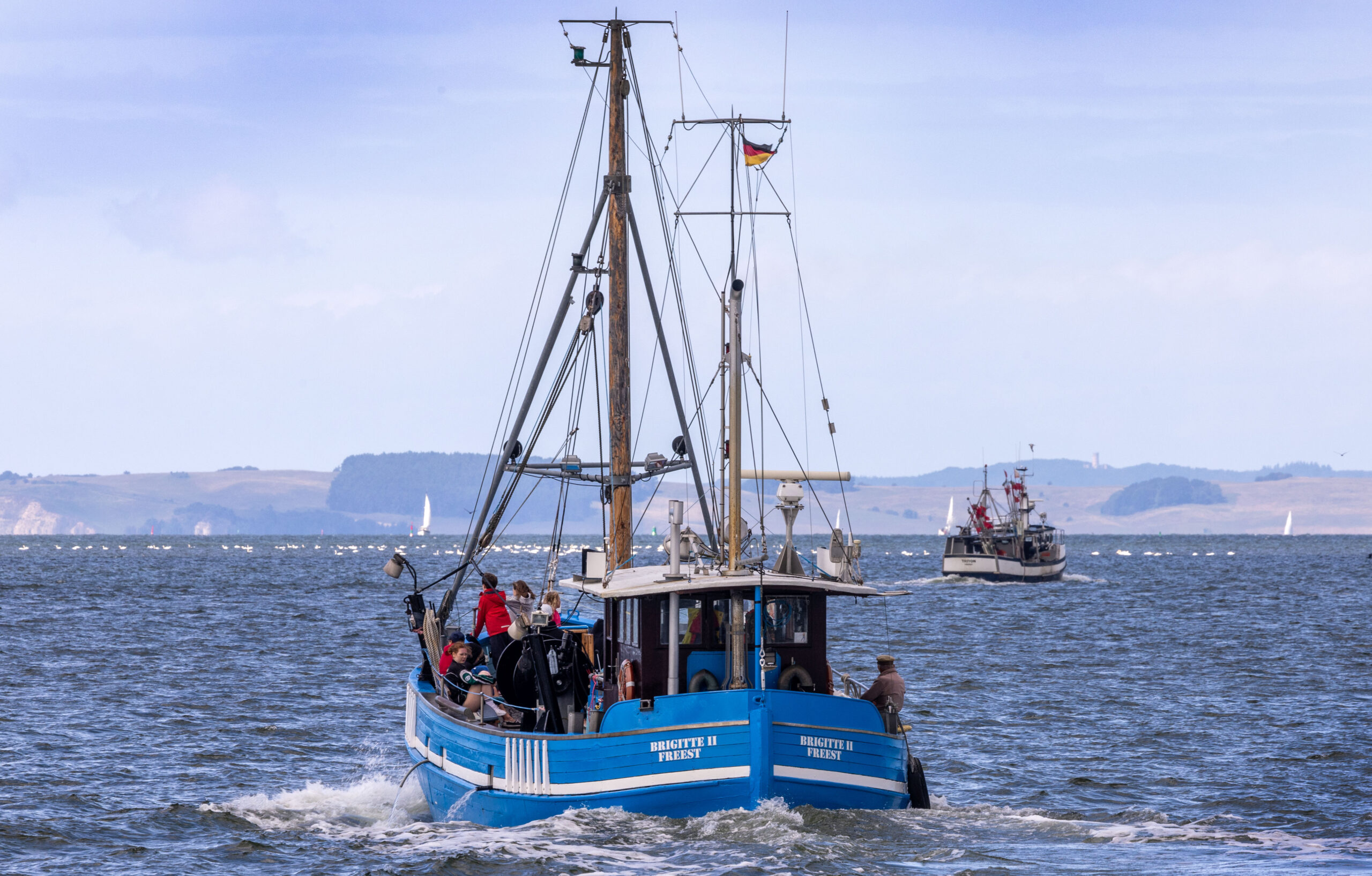 Fischkutter fahren vom Peenestrom auf die Ostsee