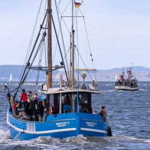 Fischkutter fahren vom Peenestrom auf die Ostsee