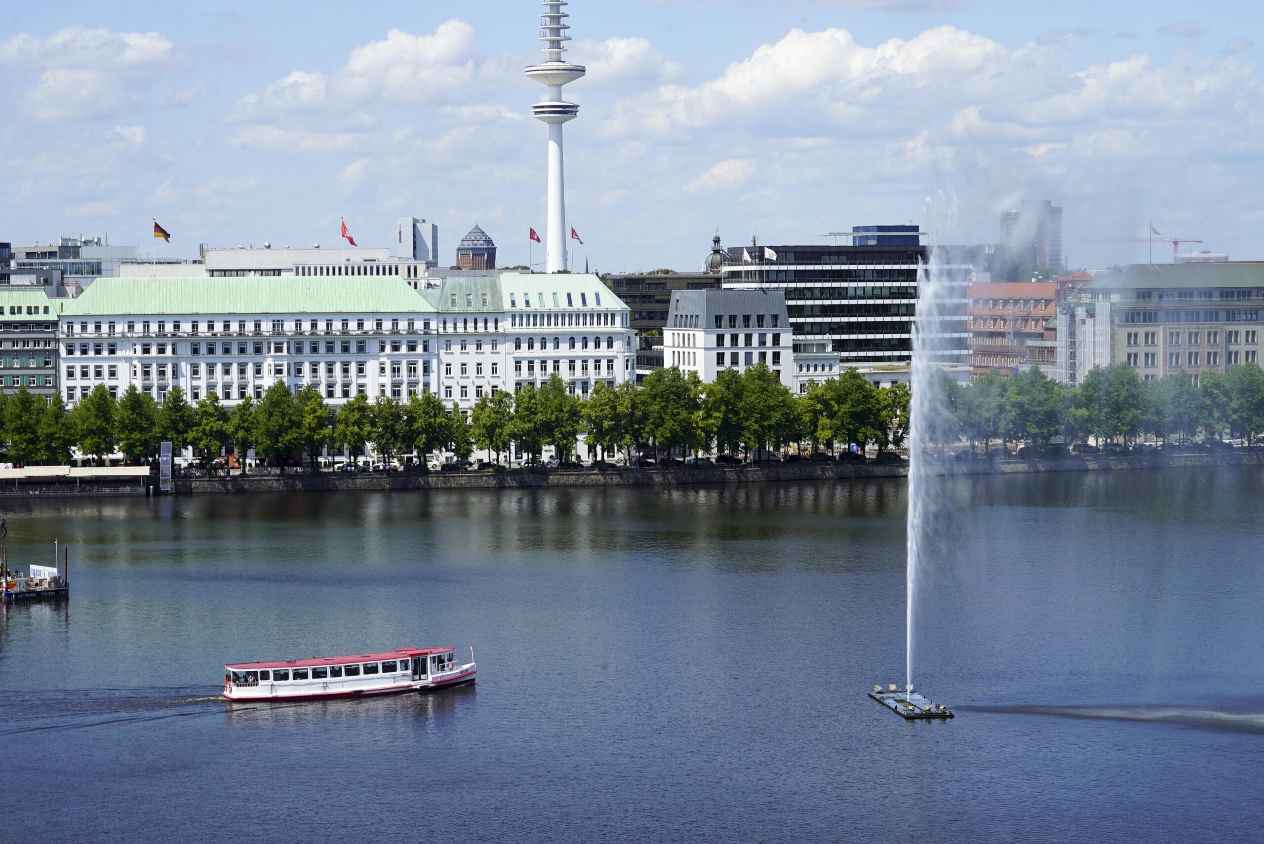 Die Hamburger Binnenalster mit Wasserfontäne