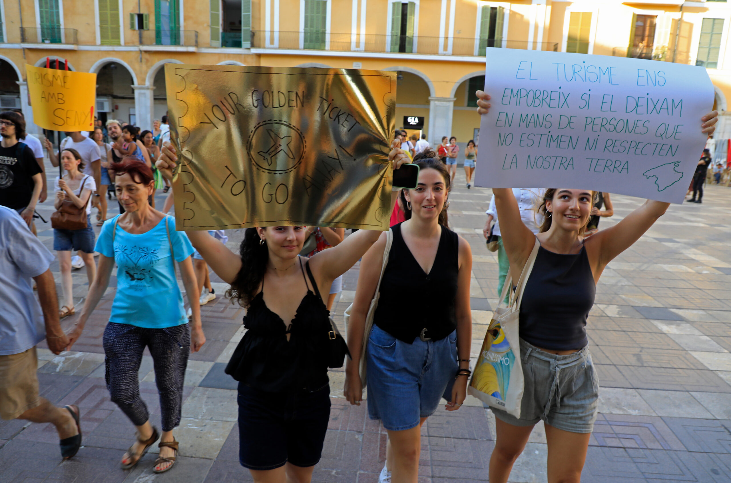 Teilnehmer bei einer Demonstration gegen Massentourismus im Sommer 2024. (Archivbild)