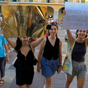 Teilnehmer bei einer Demonstration gegen Massentourismus im Sommer 2024. (Archivbild)