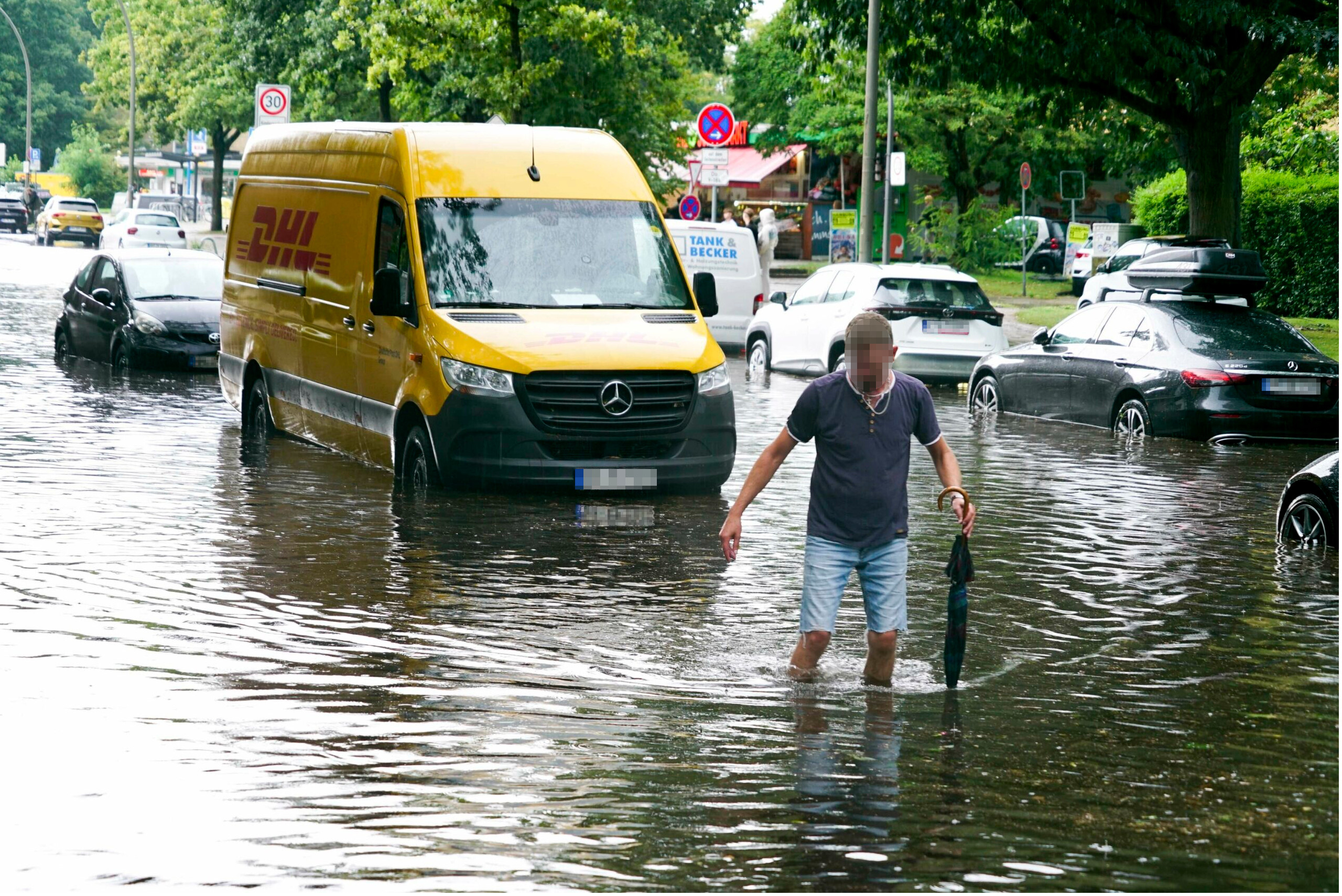 Bei Starkregen kommt es im Hamburger Stadtgebiet immer wieder zu überfluteten Straßen (Archivfoto vom August 2024)